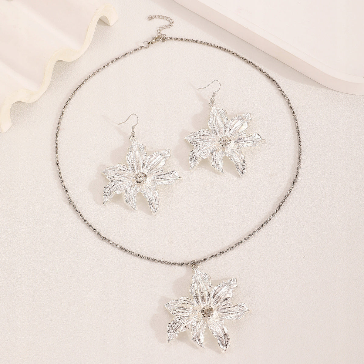 Schmuckset: Halskette und Ohrringe – silberfarben