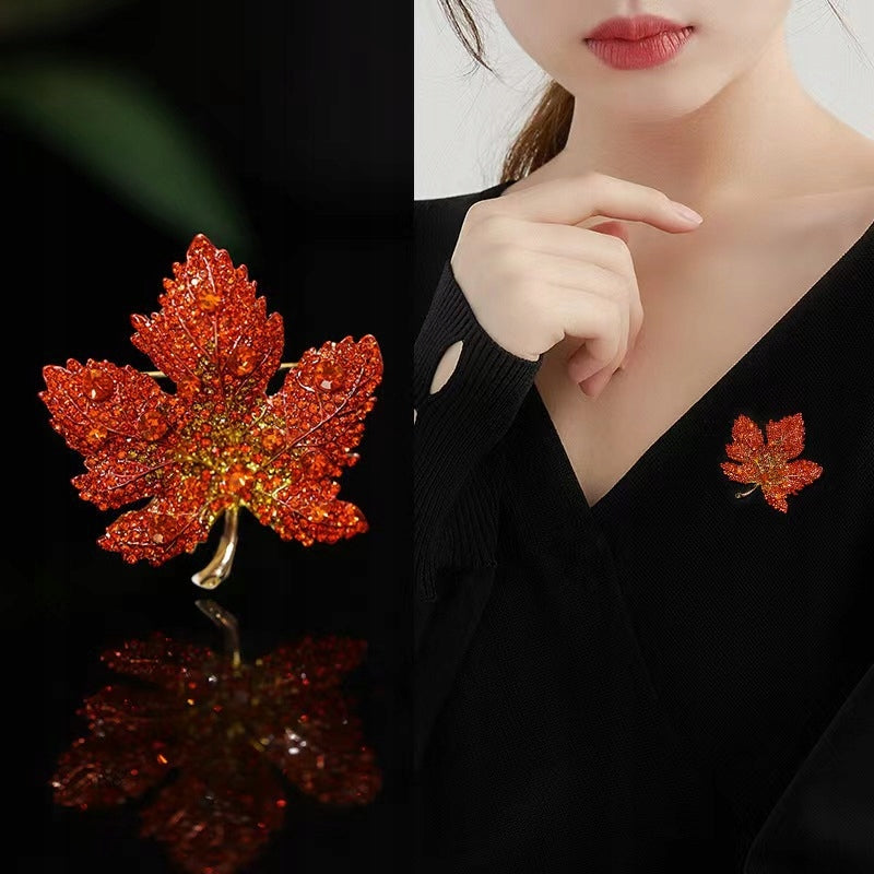 Broche feuille à zircons – doré