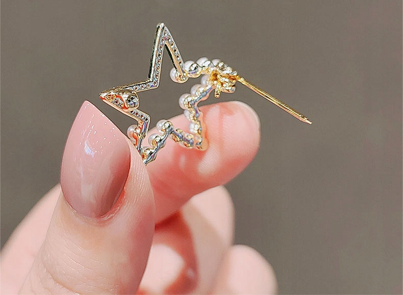 Broche étoile à zircons – doré