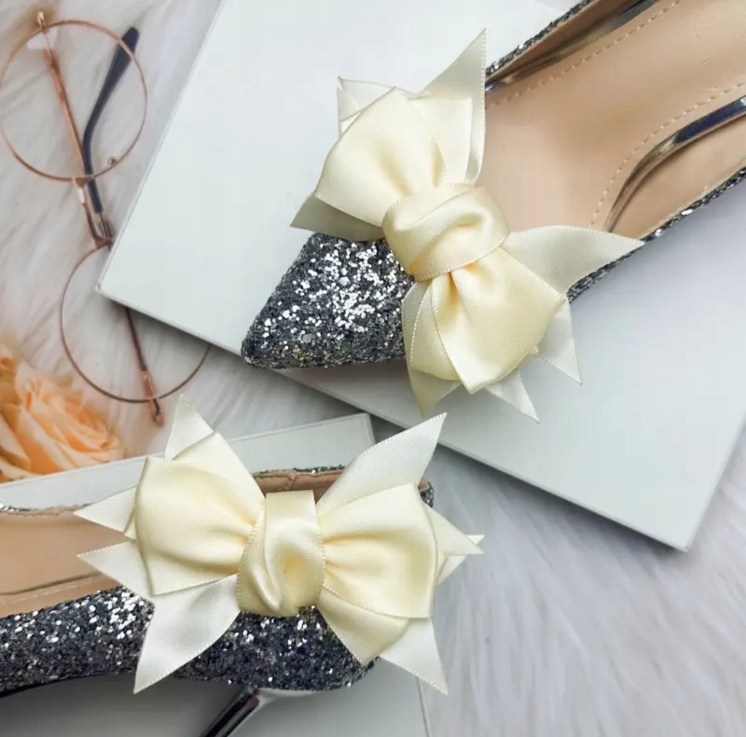 Clips para zapatos con lazos de satén – beige y crudo
