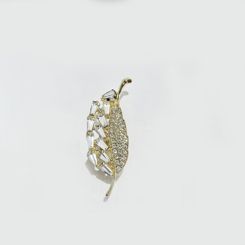 Brosche Blatt mit Zirkonia – goldfarben