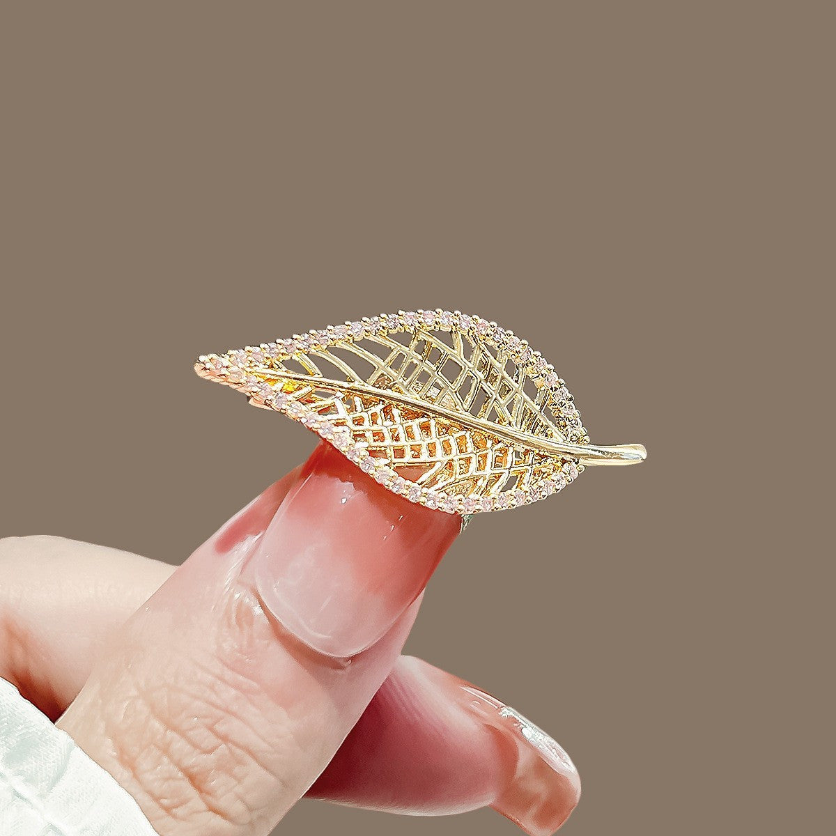 Distinctive Gold-Tone Leaf Brooch with Cubic Zirconia Edging — Clothing Accessory with a Pearl