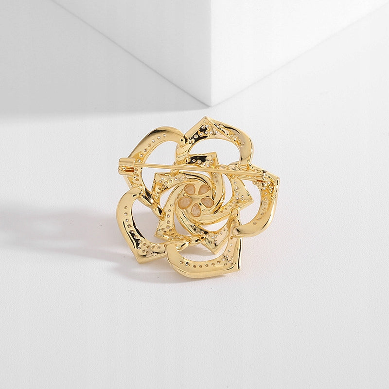 Broche fleur à zircons