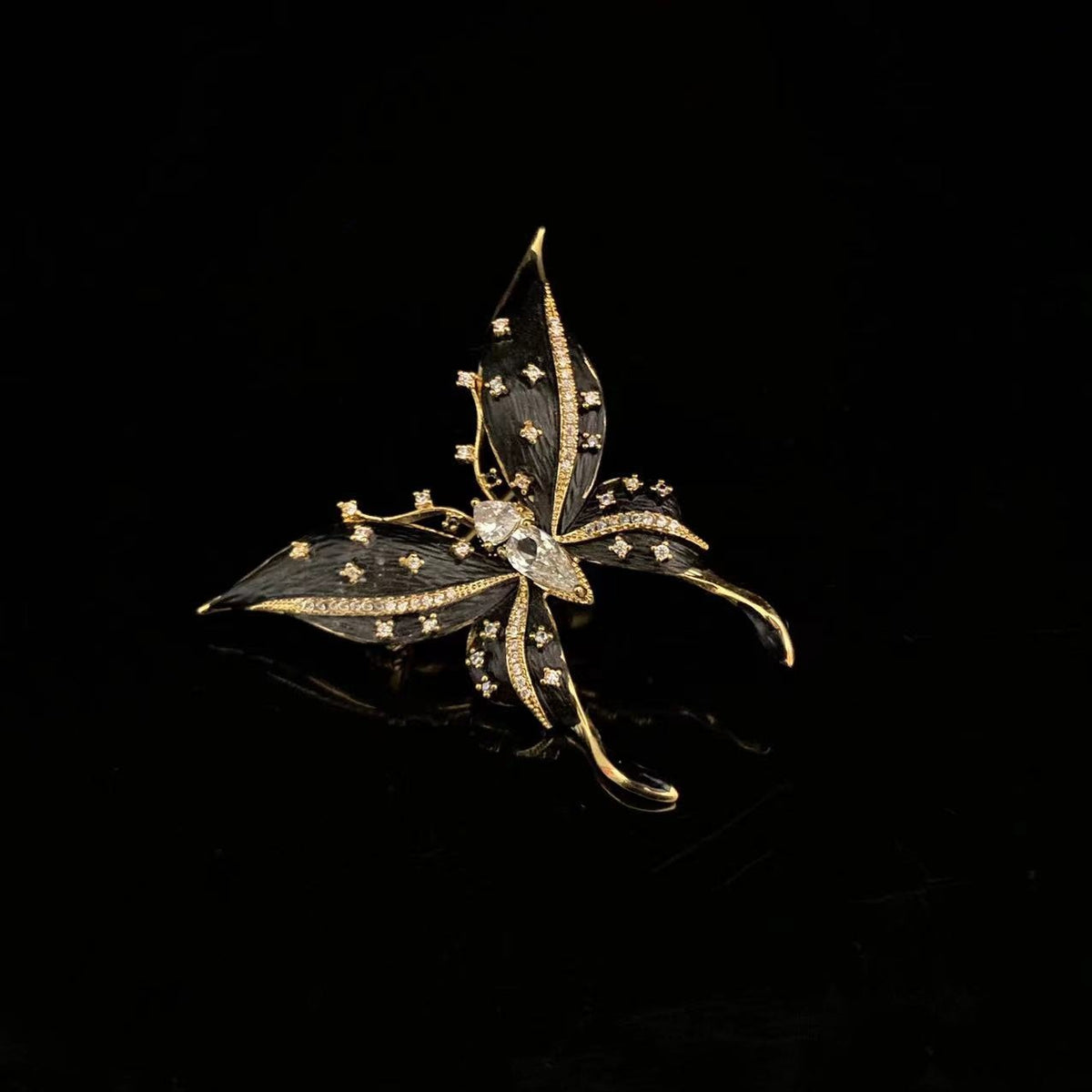 Broche papillon à zircons – doré et noir