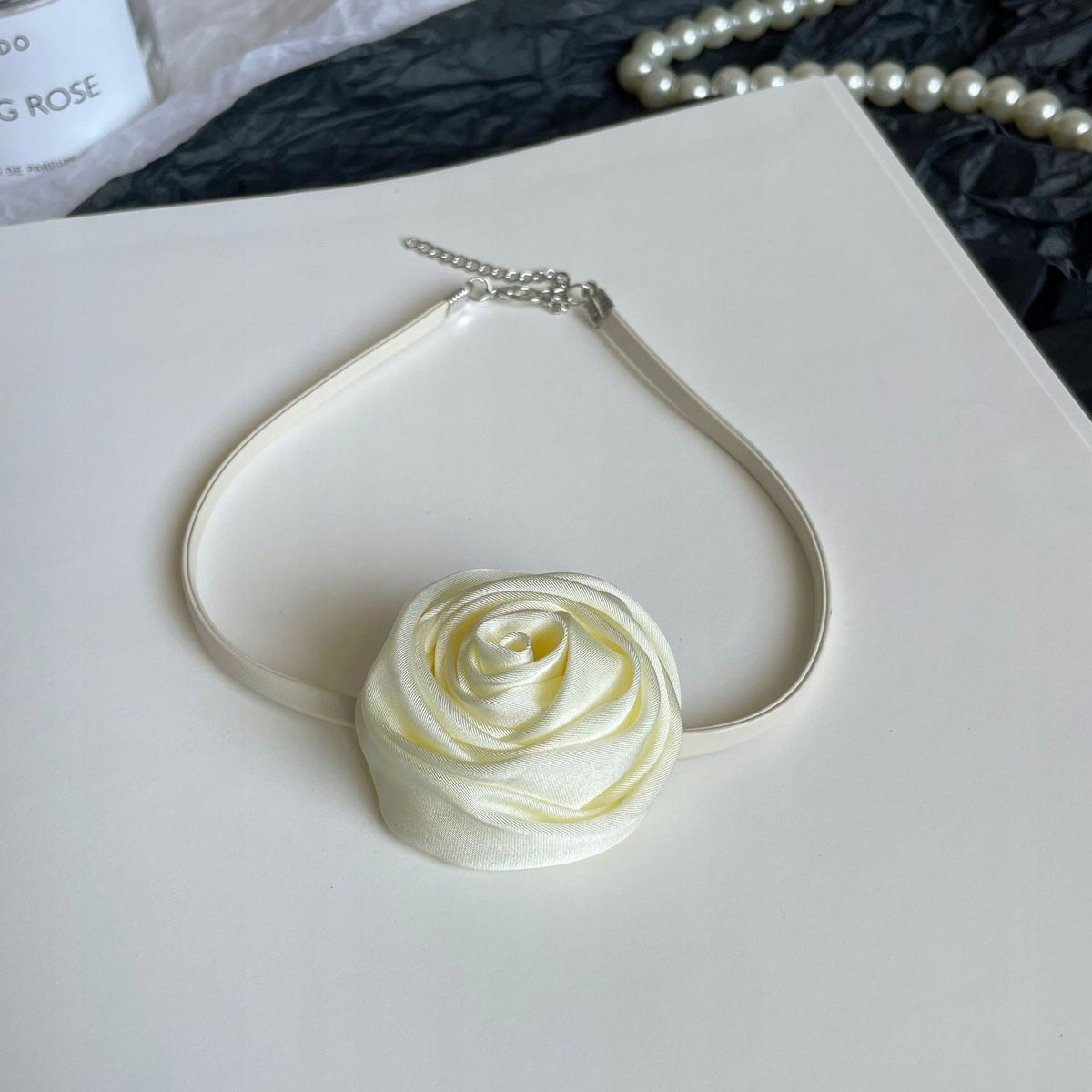 Colier choker cu trandafir – crem și roz