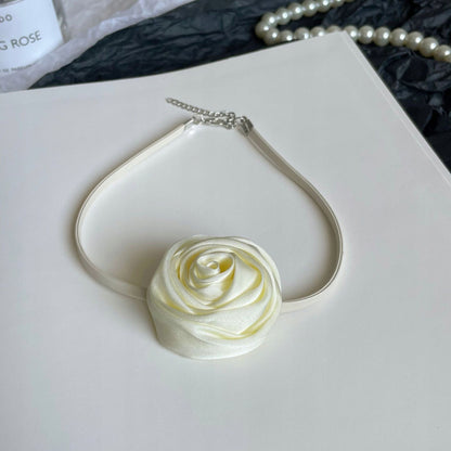 Colier choker cu trandafir – crem și roz