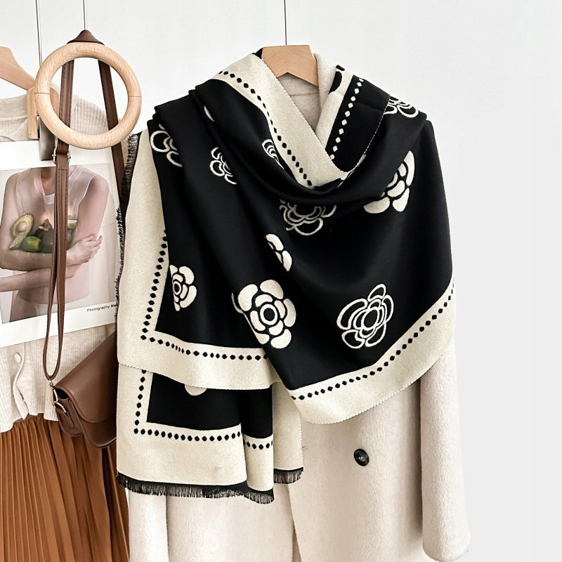 Écharpe d’hiver pour femme 180 × 66 cm – beige et noir