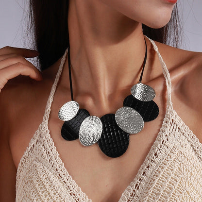 Collier pour femme à cercles – argenté et noir