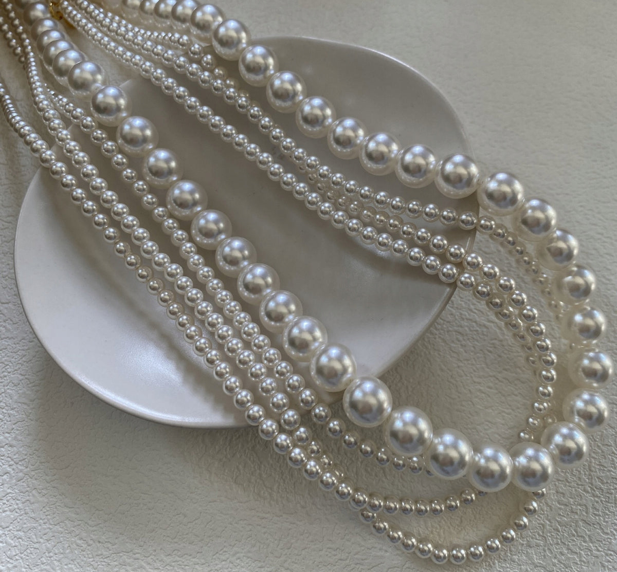 Elegant White Glass Pearl Necklace with Silver-tone Details — Classic Retro Style