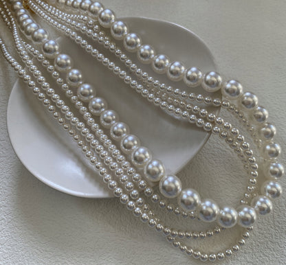 Elegant White Glass Pearl Necklace with Silver-tone Details — Classic Retro Style