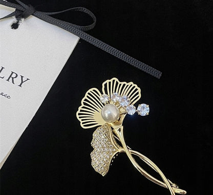 Broche deux feuilles à zircons – doré