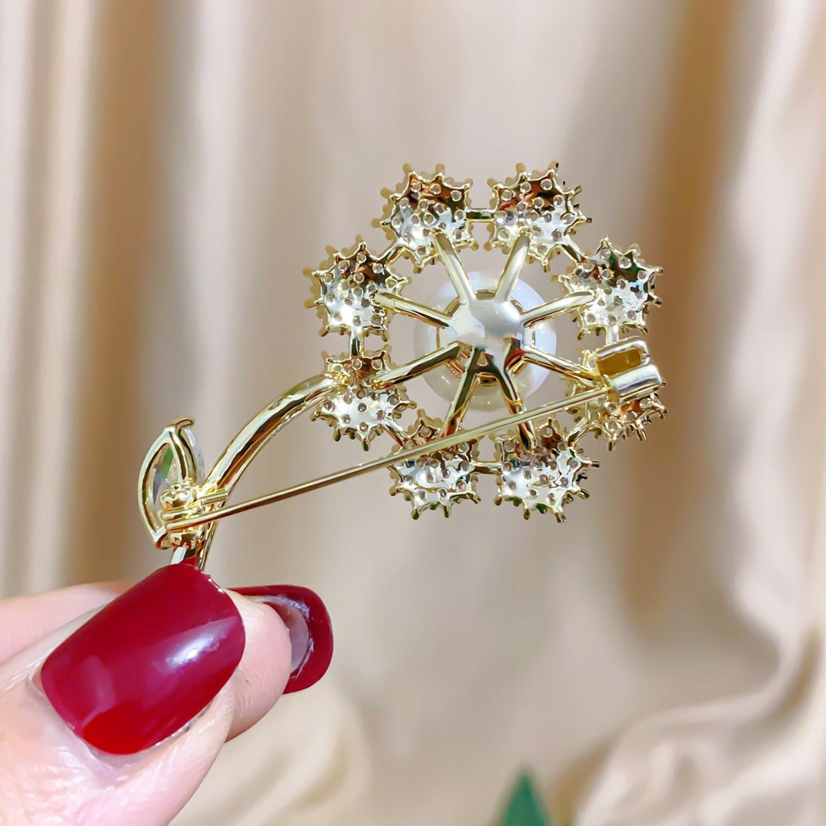 Broche fleur à zircons