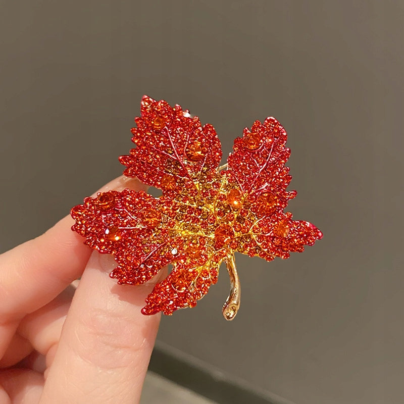 Broche feuille à zircons – doré