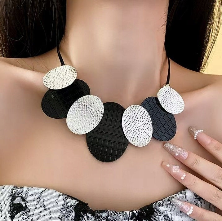 Collier pour femme à cercles – argenté et noir