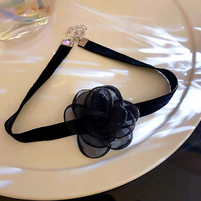 Colier choker cu trandafir – negru și roz