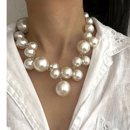 Collar de cuentas de vidrio – blanco y plateado