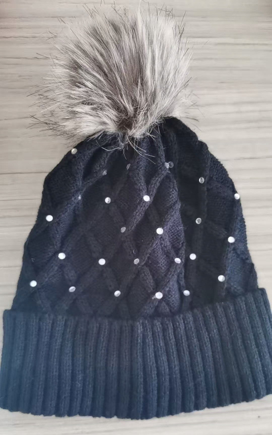 Dámská čepice s bambulí – černá