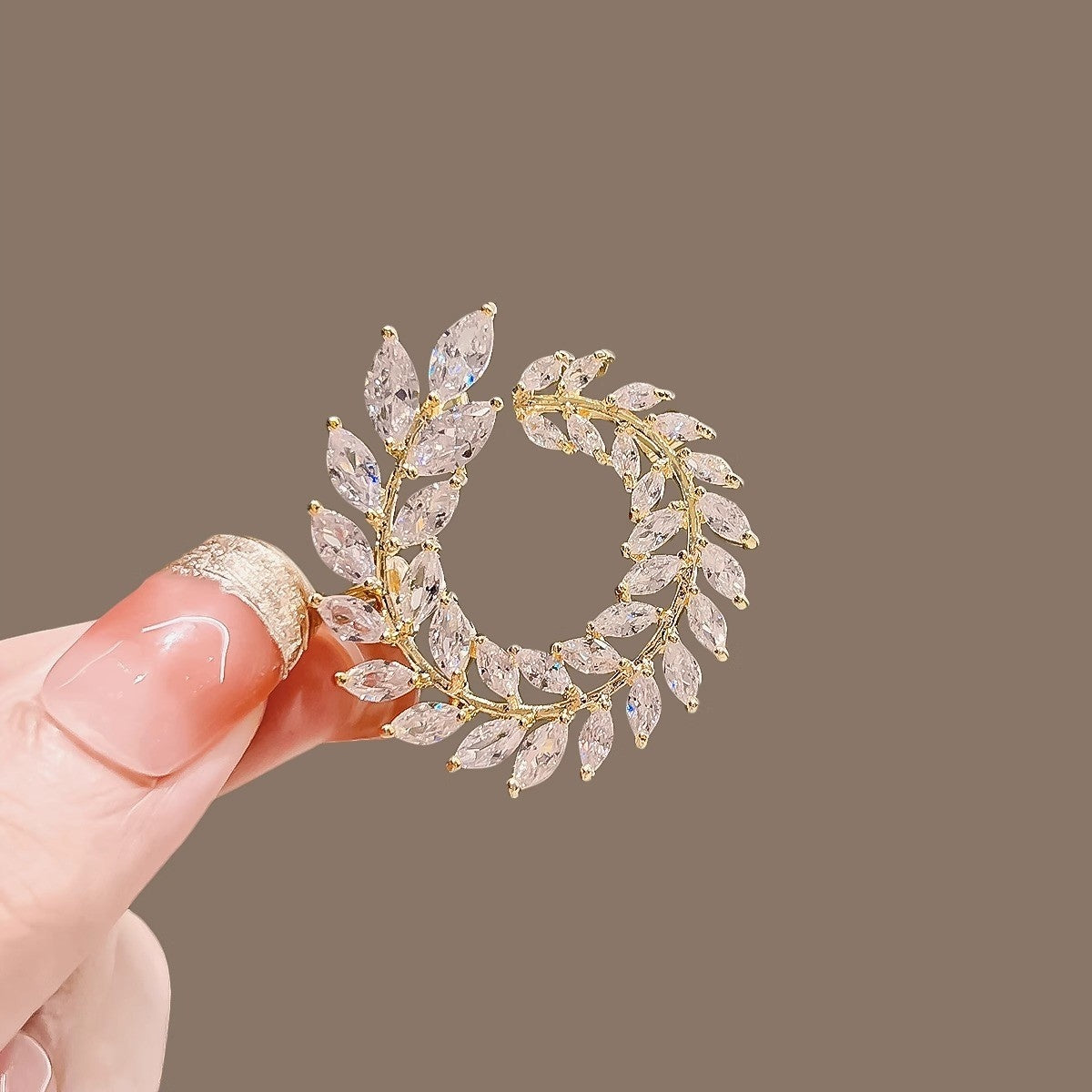 Broche feuille à zircons – doré