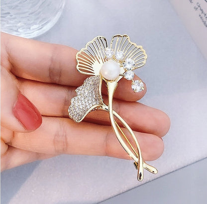 Broche deux feuilles à zircons – doré