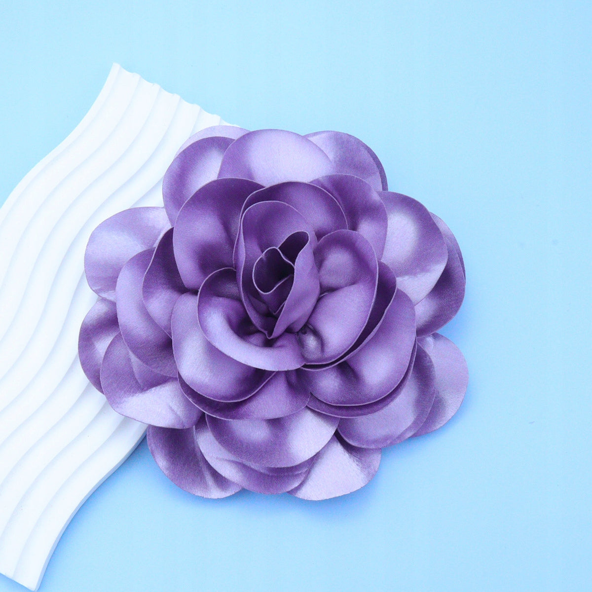 Broșă trandafir din satin 20 cm – liliachie și roz