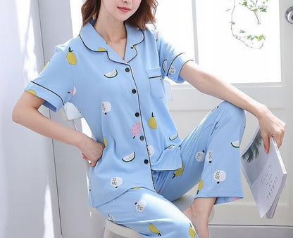 Damenpyjama zum Aufknöpfen mit kurzen Ärmeln – blau gemustert