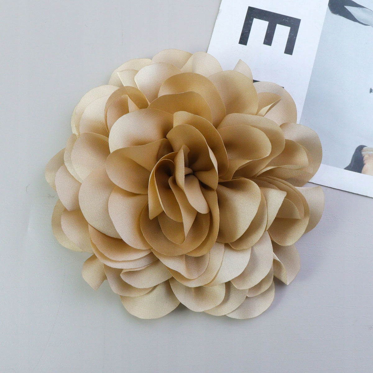 duża BROSZKA przypinka KWIAT beżowy 20cm satynowa RÓŻA elegancka