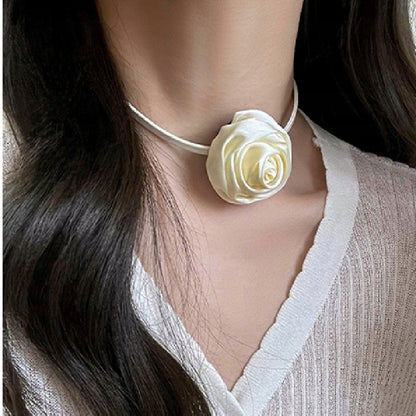 Colier choker cu trandafir – crem și roz