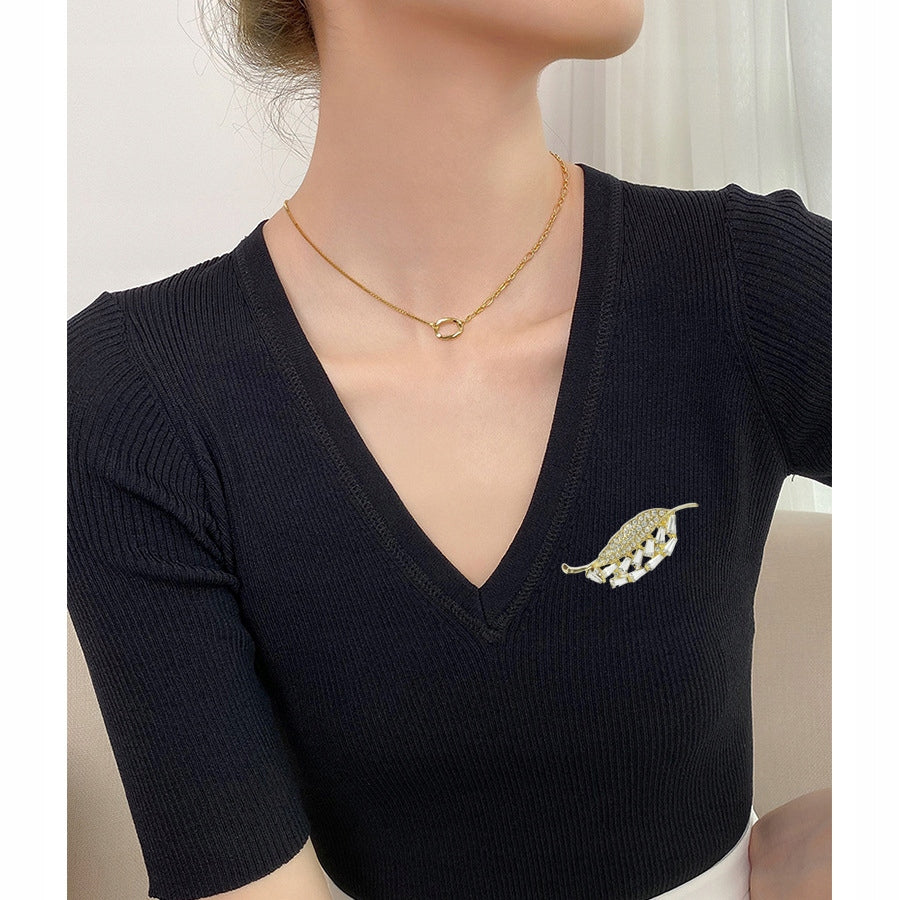 Brosche Blatt mit Zirkonia – goldfarben