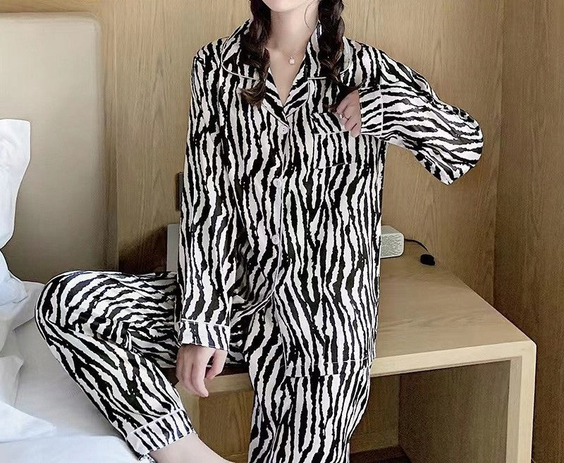Pijama de damă cu nasturi – alb-negru cu imprimeu zebră