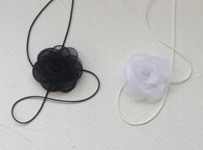 Colier choker cu trandafir – alb și roz