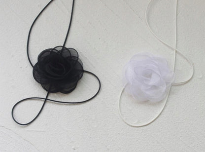 Colier choker cu trandafir – alb și roz
