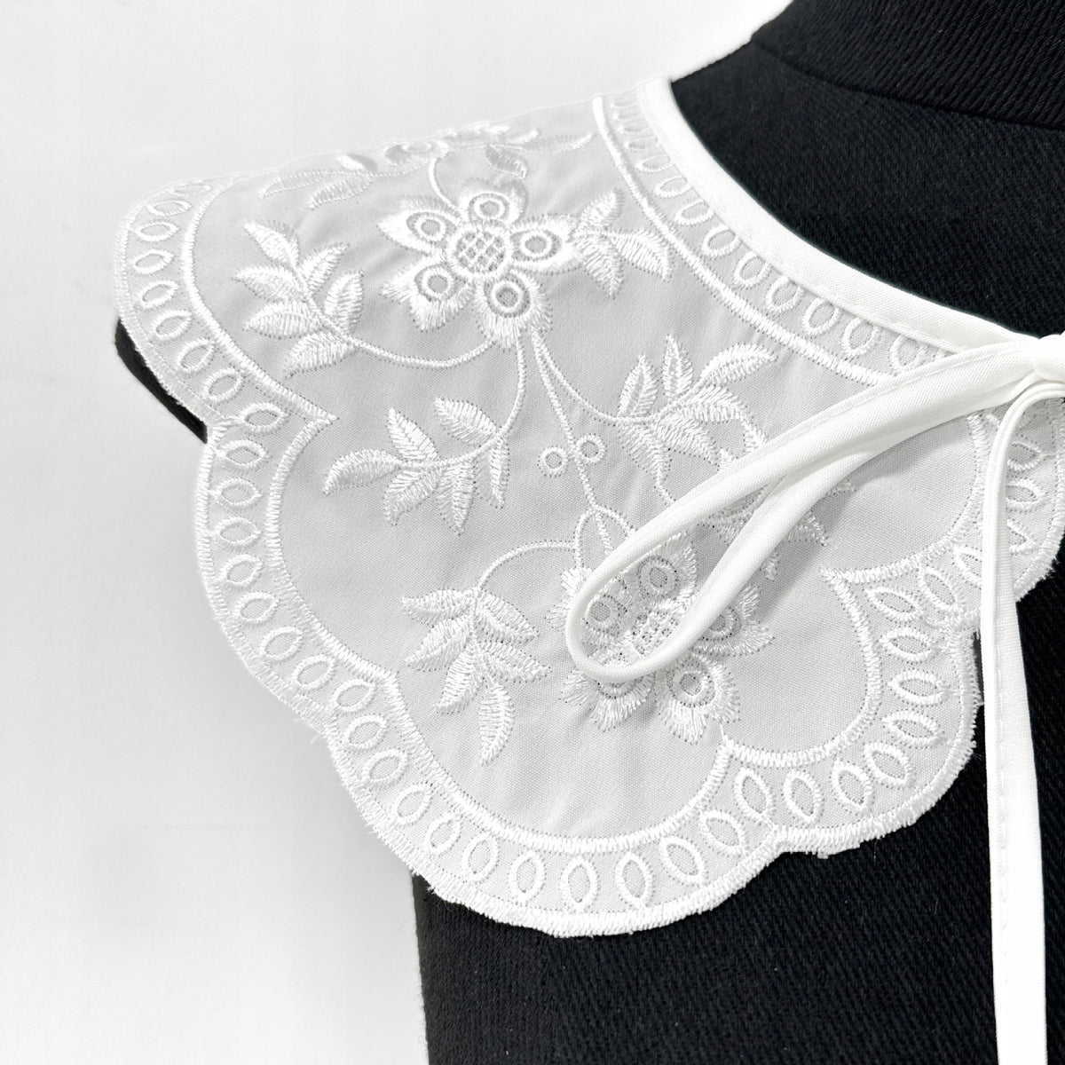 Embroidered Detachable Collar – White