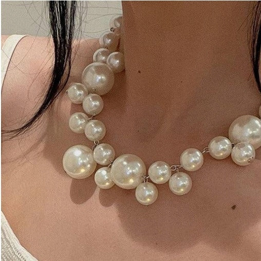 Collar de cuentas de vidrio – blanco y plateado