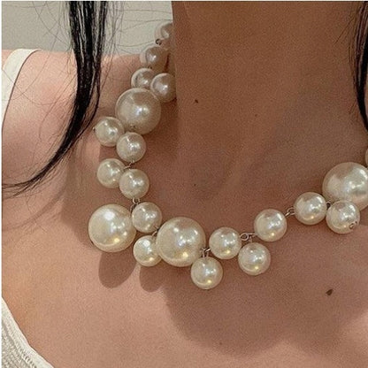 Collar de cuentas de vidrio – blanco y plateado