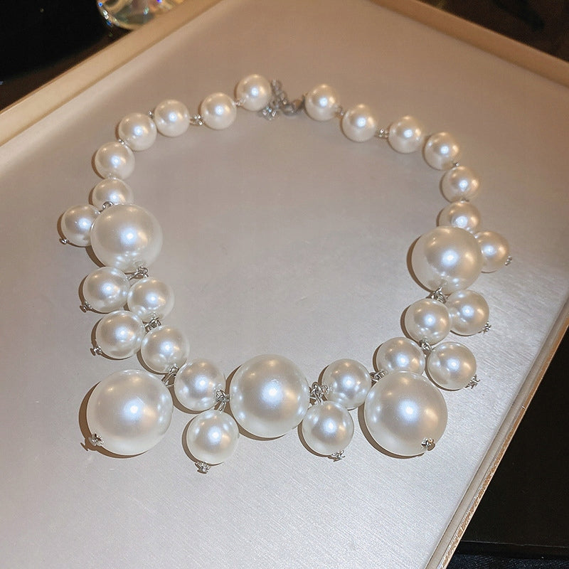 Collar de cuentas de vidrio – blanco y plateado