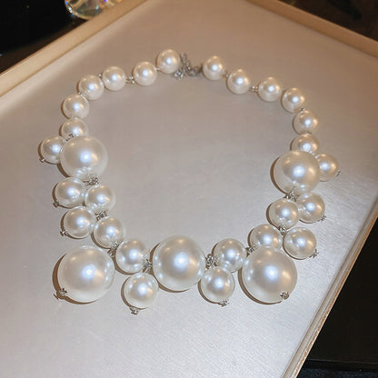 Collar de cuentas de vidrio – blanco y plateado