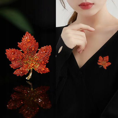 Broche feuille à zircons – doré