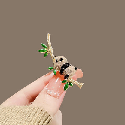 ciekawa BROSZKA w kolorze złotym OZDOBA do ubrań PANDA na bambusie cyrkonie