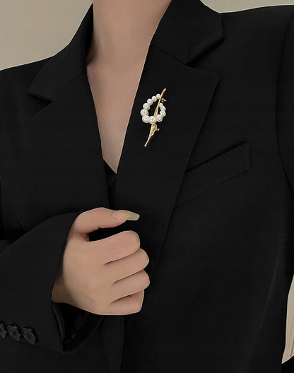 Broche hoja con perlas – blanco