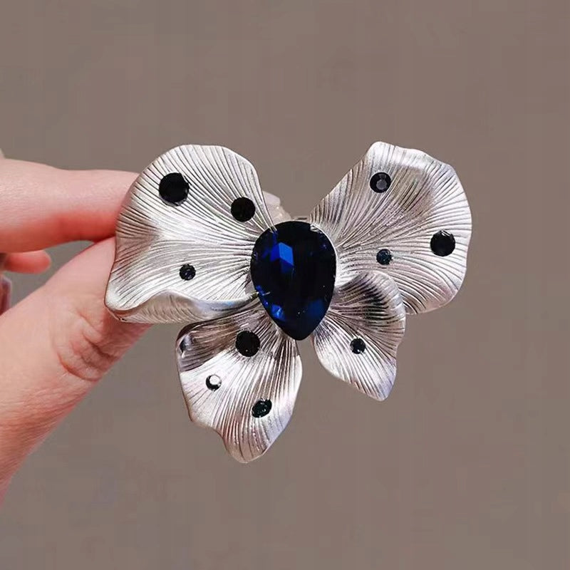 Broche fleur à zircons – argenté