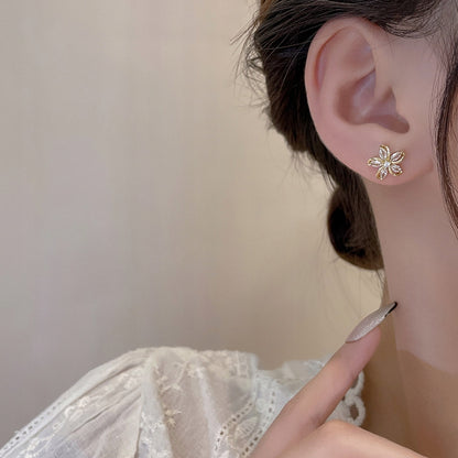 Pendientes de botón con forma de flor – dorado