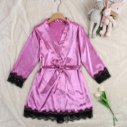 Damen-Satinpyjama mit Bademantel und Spitze – violett und schwarz