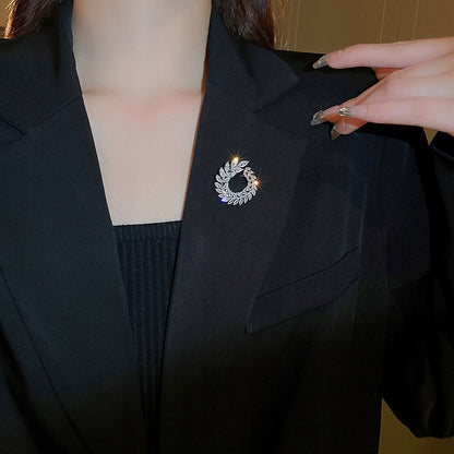 Broche feuille à zircons – doré