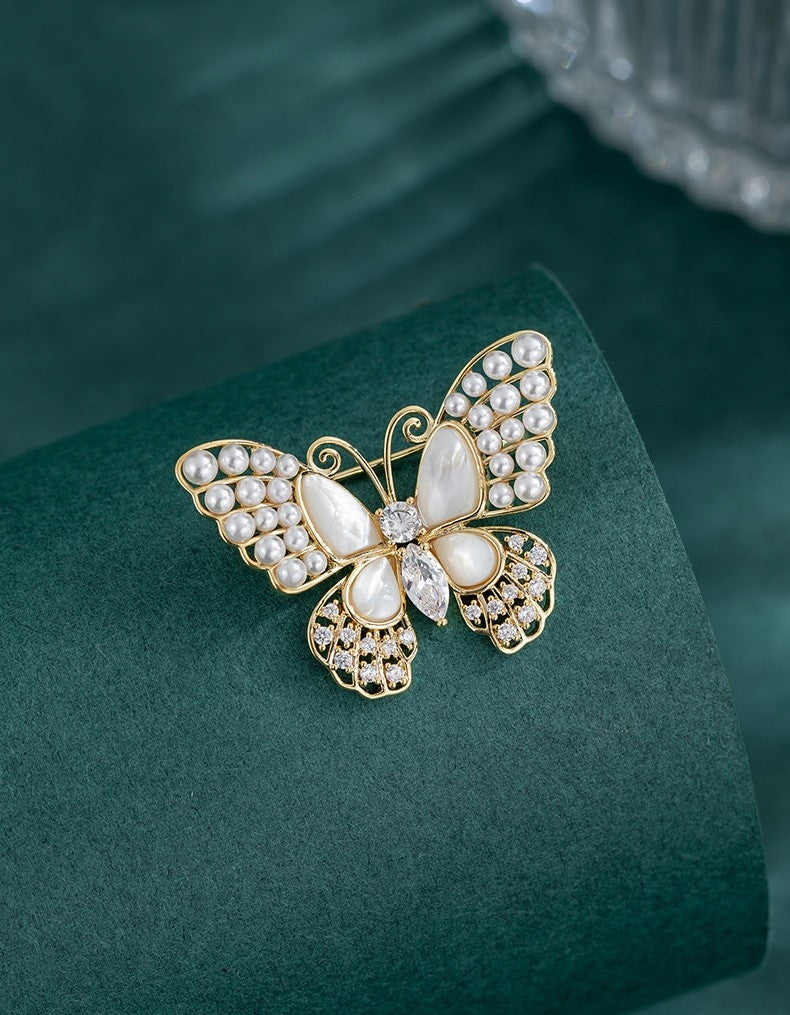 Broche papillon à zircons – doré