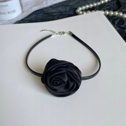 Colier choker cu trandafir – negru și roz