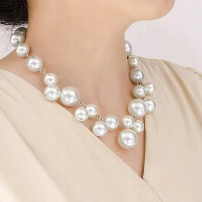 Collar de cuentas de vidrio – blanco y plateado