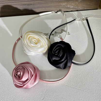 Colier choker cu trandafir – roz