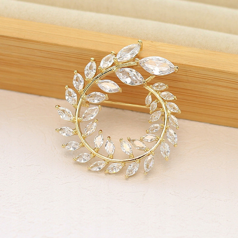 Broche feuille à zircons – doré