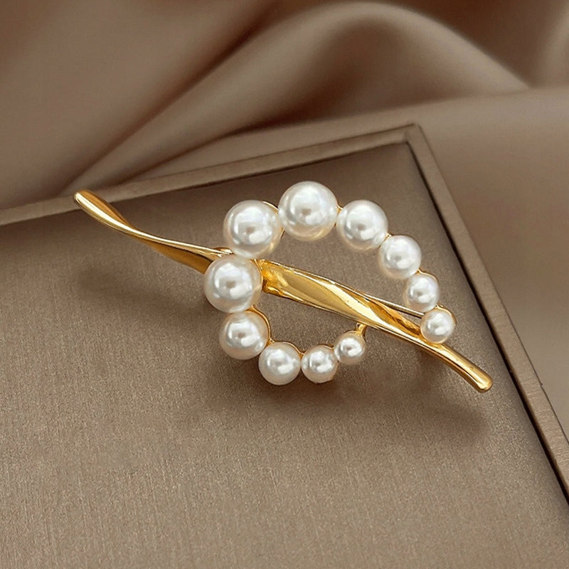 Broche hoja con perlas – blanco