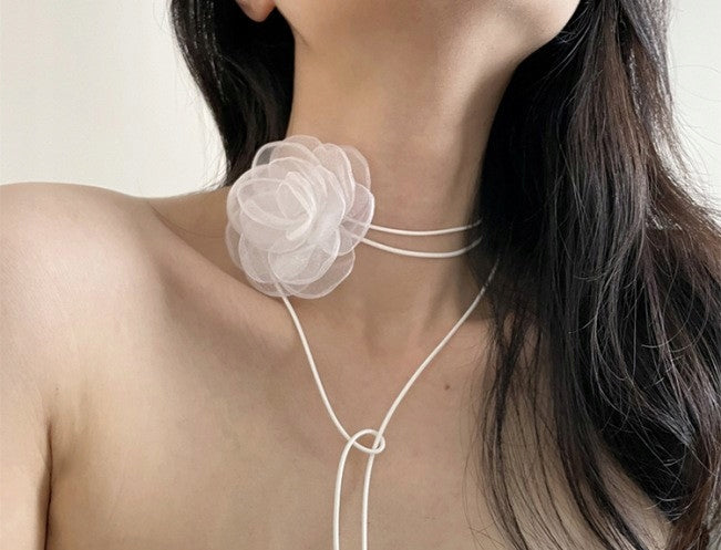 Colier choker cu trandafir – alb și roz